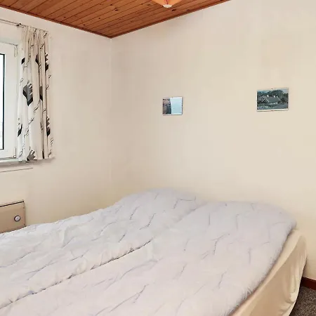 10 Person In Harboore-by Traum