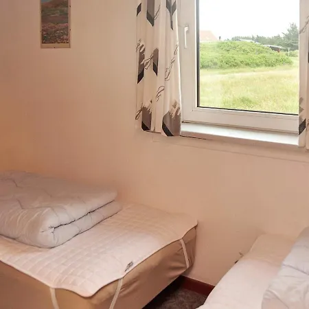 10 Person In Harboore-by Traum