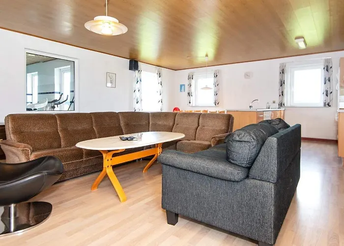 10 Person In Harboore-by Traum